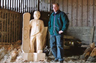 Stephan Hübscher mit zwei Steinbock-Skulpturen